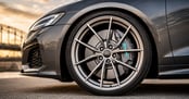 Waarom hebben elektrische auto’s eigenlijk nog remschijven?